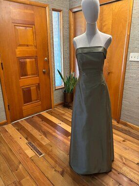 Elegant Strapless Evening Gown
